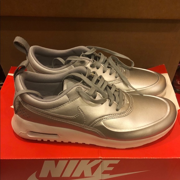NWT Nike Air Max Thea SE Metallic Lace Up Sneakers - Picture 3 of 3